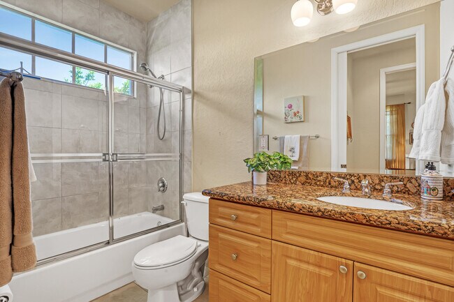 Building Photo - 2560 NE 11th St