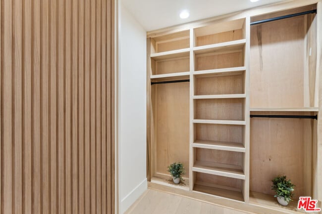 Building Photo - 818 N Doheny Dr
