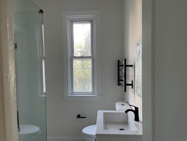 Building Photo - Newly Remodeled 1-Bedroom plus Den/Office Near JHU