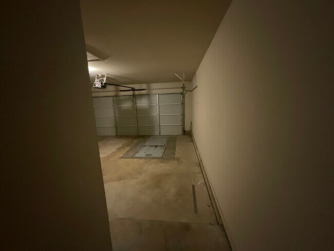 Building Photo - 4 bed, 2 bath, 2 car garage, 12-14 person ...