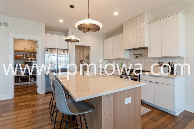 Building Photo - EXECUTIVE RANCH!  5 Bedroom, 3 Bathroom Home in Ankeny!!