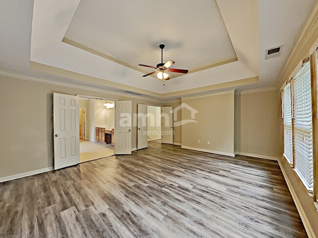 Building Photo - 714 Golden Farm Way