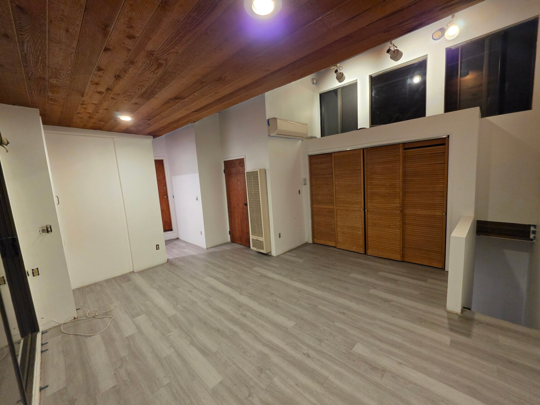 Master bedroom (3rd floor) - 2635 Hollyridge Dr