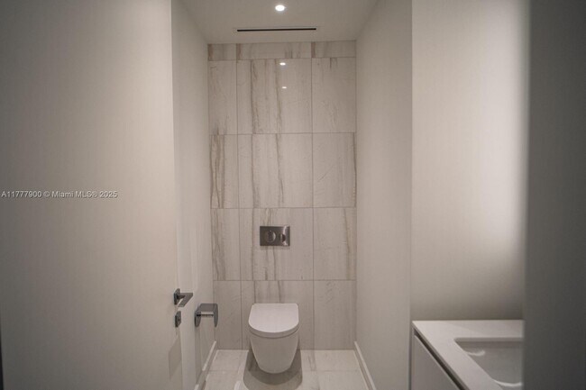 Building Photo - 300 Biscayne Blvd Way