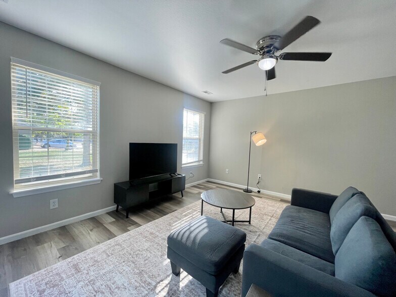 Building Photo - 210 White River Dr