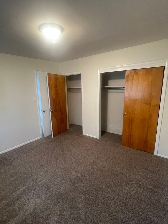 Building Photo - 225-227 E 200 S