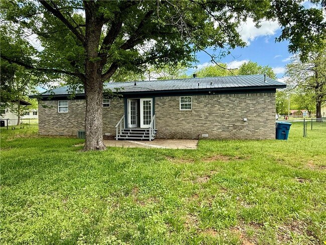 Building Photo - 339 Davis St