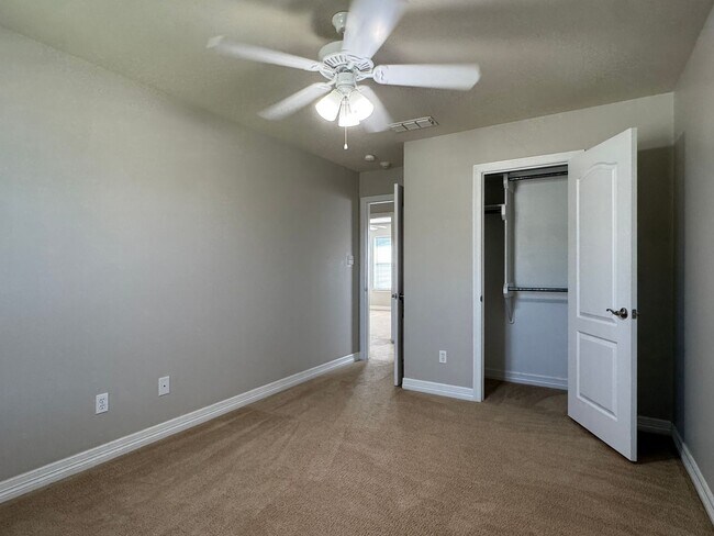 Building Photo - 5805 Thompson Pl