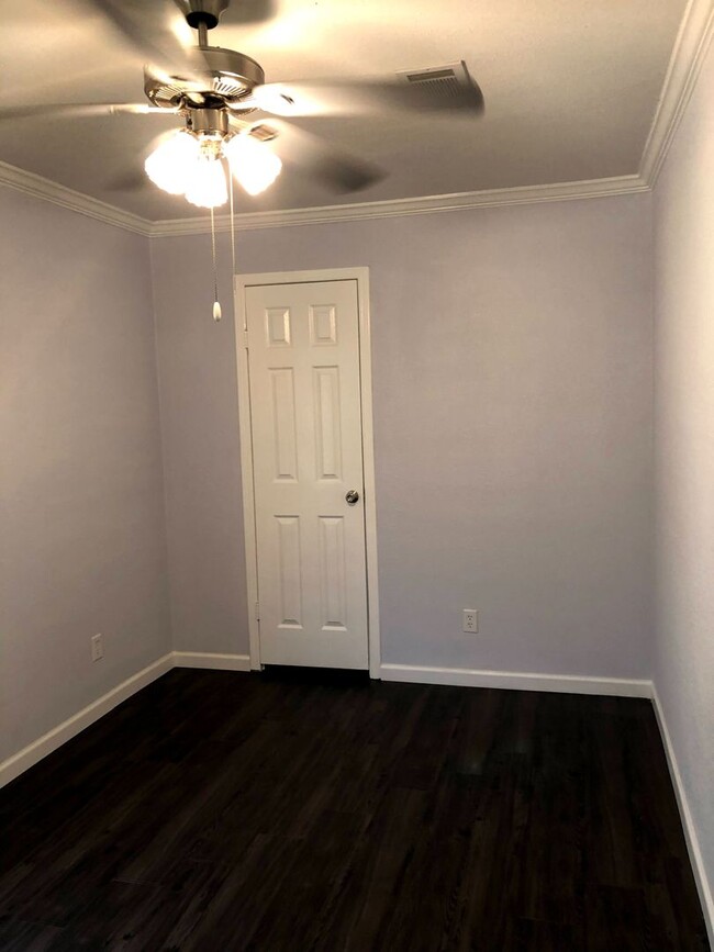 Building Photo - Room For Rent