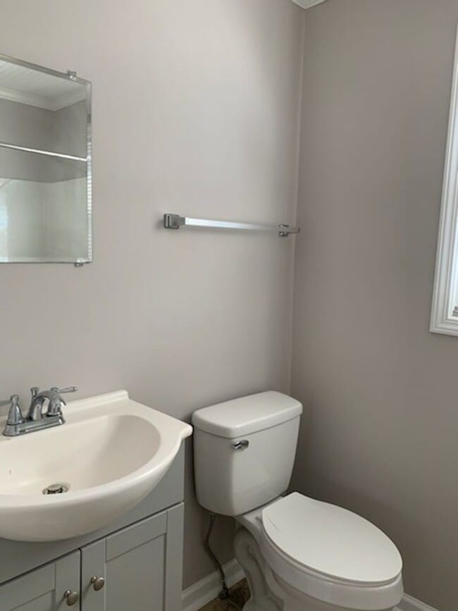 Building Photo - 204 Sunset Ct