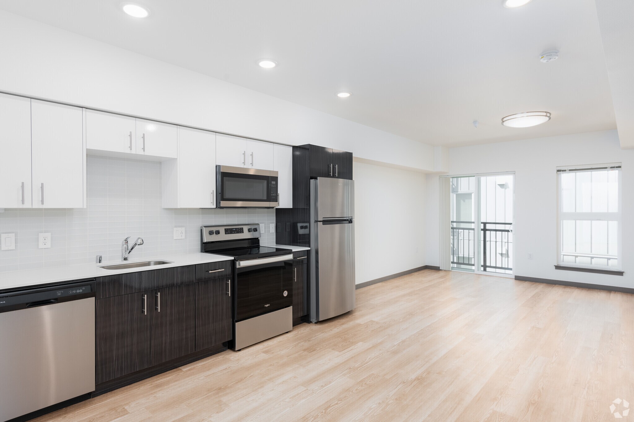 Studio + Den, 1BA - 520SF - Sixth & Alder