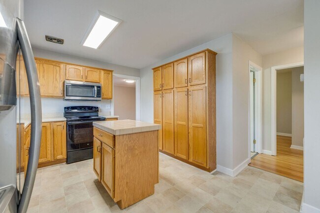 Building Photo - Beautifully updated 3 BR 1 BA home with ex...
