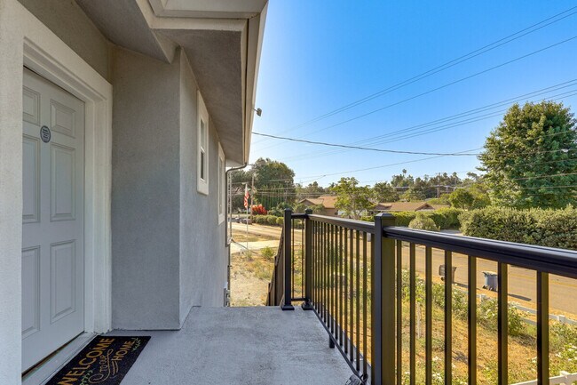 Building Photo - 2022 Avenida Del Diablo