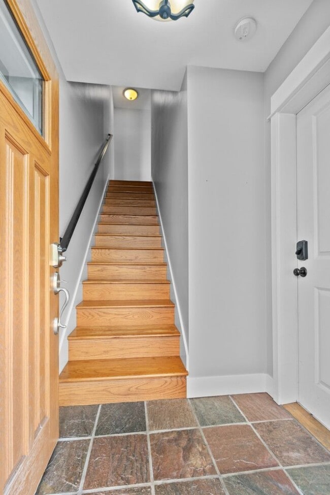 Building Photo - 2bd/1.5ba Seattle Townhouse