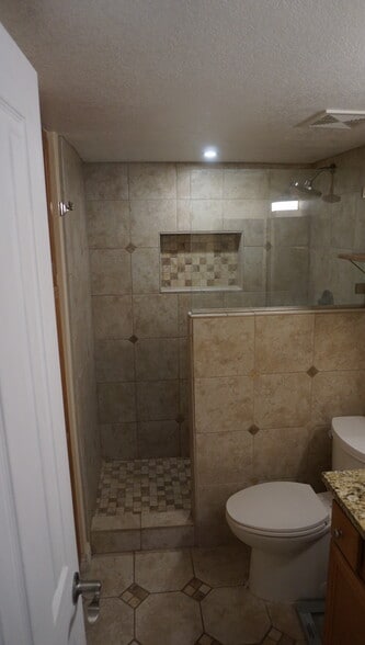 Master Bath - 200 E Southern Ave