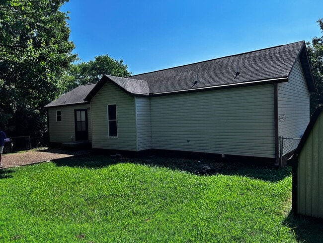 Building Photo - Large three bedroom, one and a half bath t...