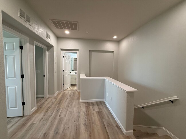 Building Photo - Lovely Laguna Pointe Condo!