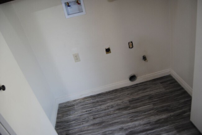 Building Photo - 7605 Quailwood Dr