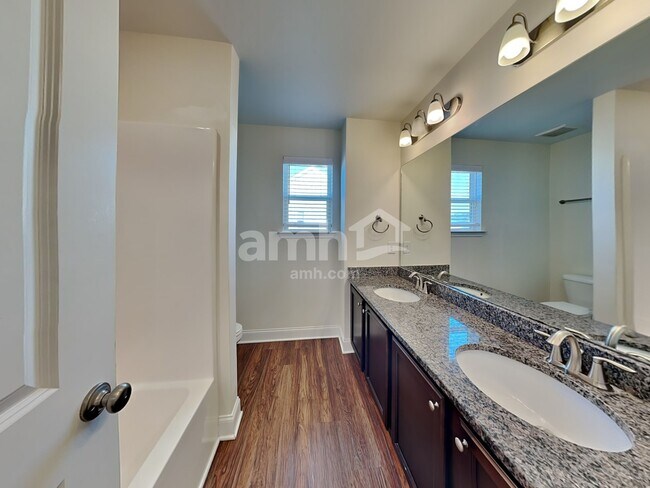 Building Photo - 2000 Bennett Dr