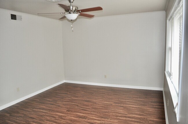 Building Photo - FOR LEASE! Nice 3-2-2 Brick Home in Weatherford!