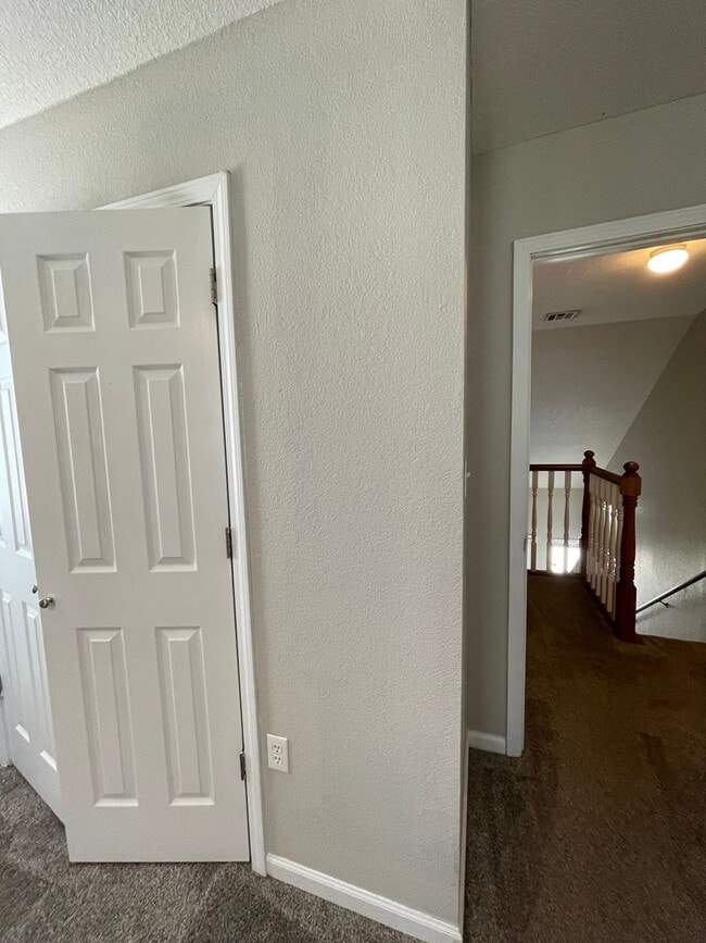 Building Photo - GREAT LOCATION! PLENTY OF STORAGE!