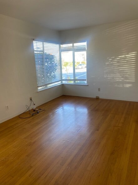 Building Photo - 724 7th Ave