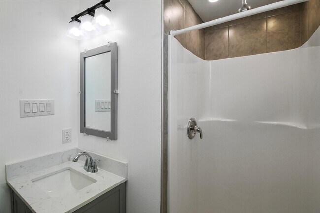 Building Photo - 531 N Estelle St