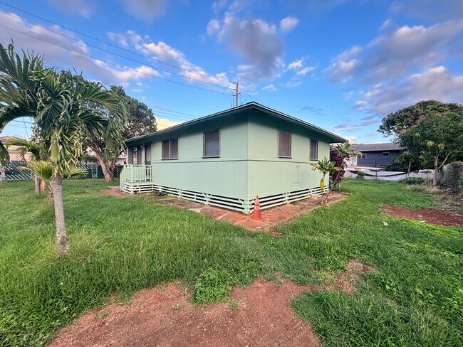 Building Photo - Newly Updated Gorgeous 3 Bed, 1.5 Bath Single Family House in Pearl City Available Now!