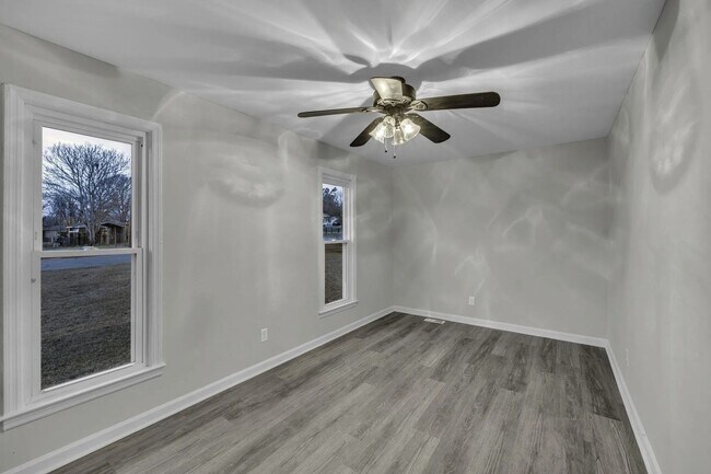 Building Photo - Newly Renovated & Move in ready