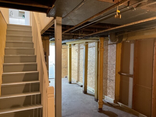 Building Photo - 451 W New York St