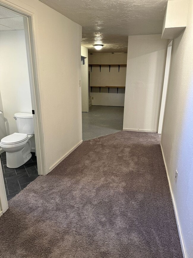 Building Photo - Newly Remodeled 5 Bed, 3 Bath Home – 2-Car...
