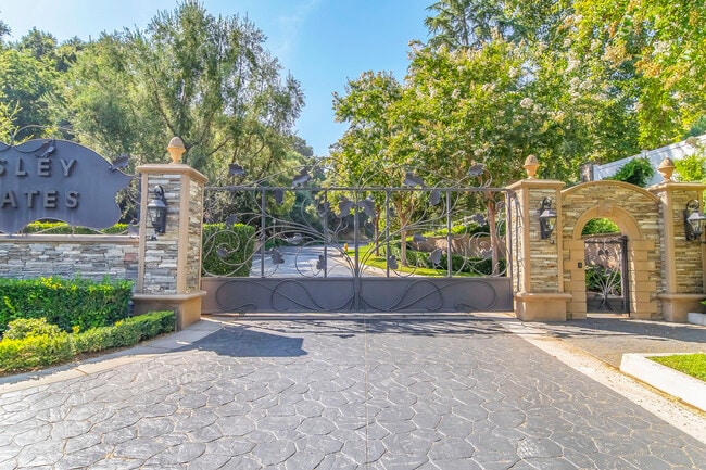 Building Photo - 1160 N Easley Canyon Rd