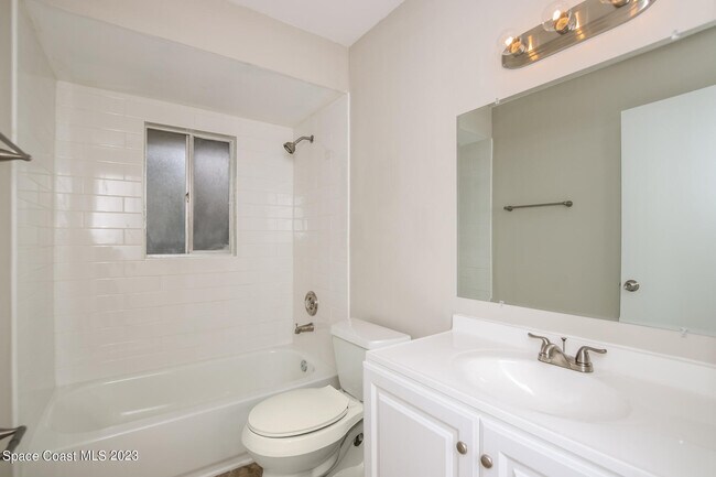Building Photo - 524 Commodore Ave NW