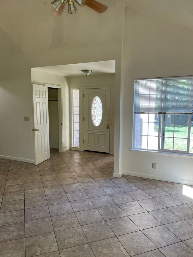 Building Photo - Large 2 story house !