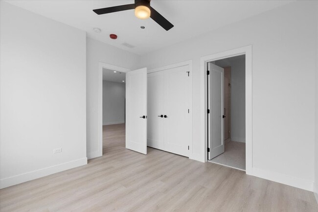 Building Photo - 906 W Dakin St