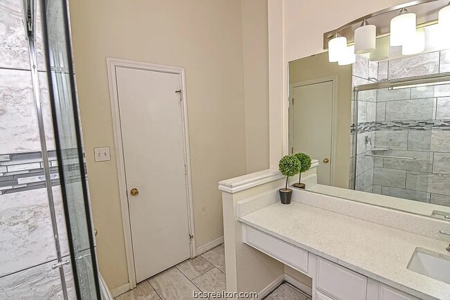 Building Photo - Newly Remodeled Unit!