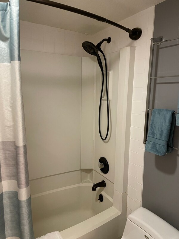 Building Photo - 700 Olde Camelot Cir