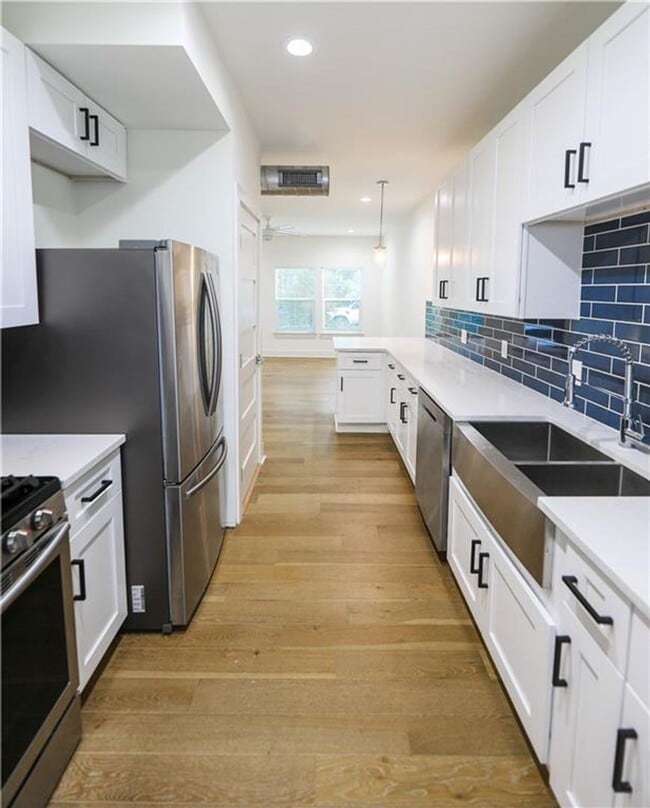 Building Photo - 8 Bedrooms 8 Baths Pre-leasing Now for 202...