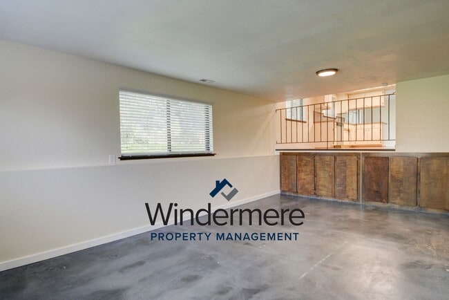 Building Photo - 3-bedroom, 2.5-bathroom With Private Beach Access