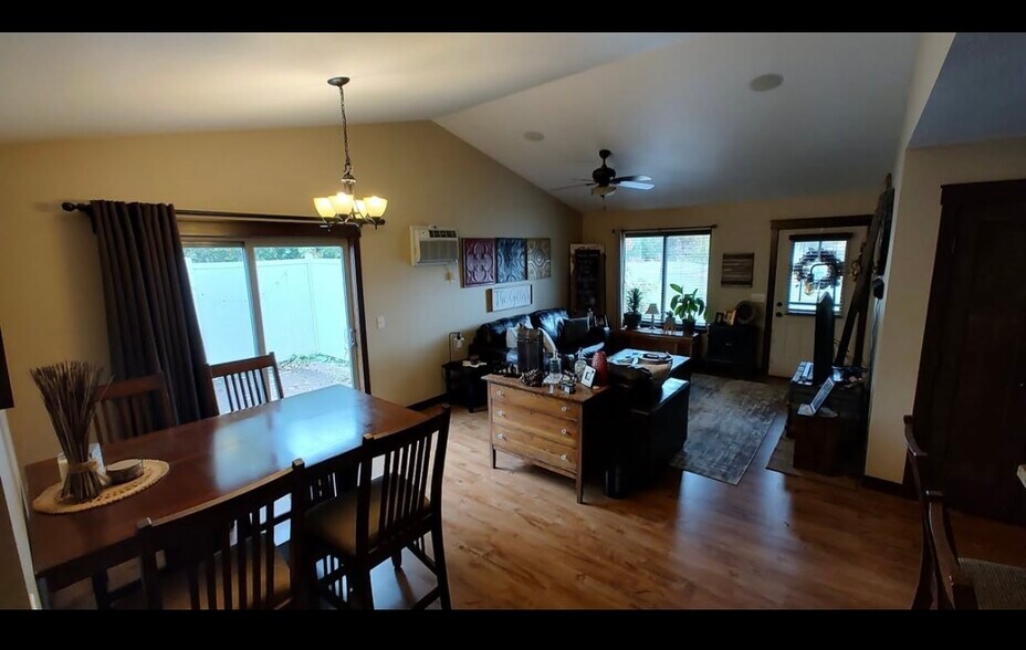 Building Photo - 2525 Lake Ct