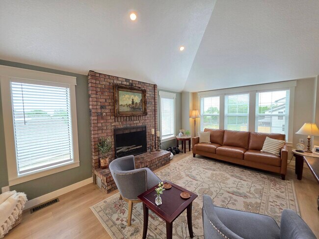 Building Photo - 4002 S Olson Pl