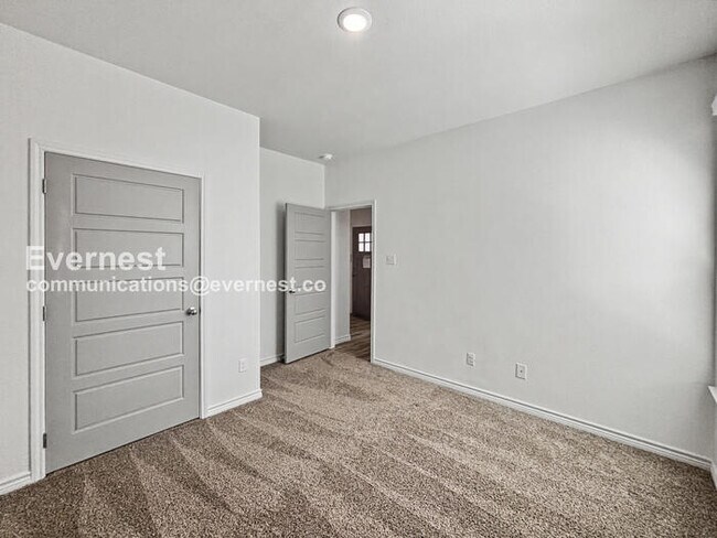 Building Photo - Limited Time Special Offer / 3 Bed/2 Bath Home with Attached Garage / Pet-Friendly / Vouchers Acc...