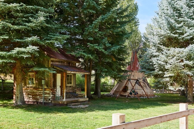 Building Photo - 1900-1902 Snowmass Creek Rd