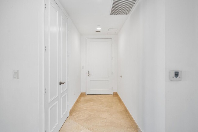 Building Photo - 16001 Collins Ave