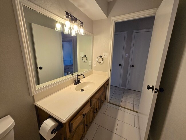 Building Photo - Stunning 4-bd 2.5 bath