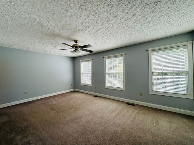 Building Photo - 3 Bedroom 2.5 Bath Townhouse