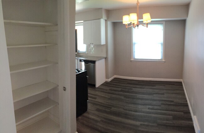Building Photo - Beautiful 3-Bedroom Ranch available for im...