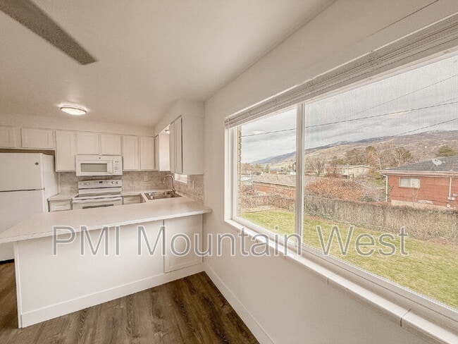 Building Photo - 1011 Claremont Dr