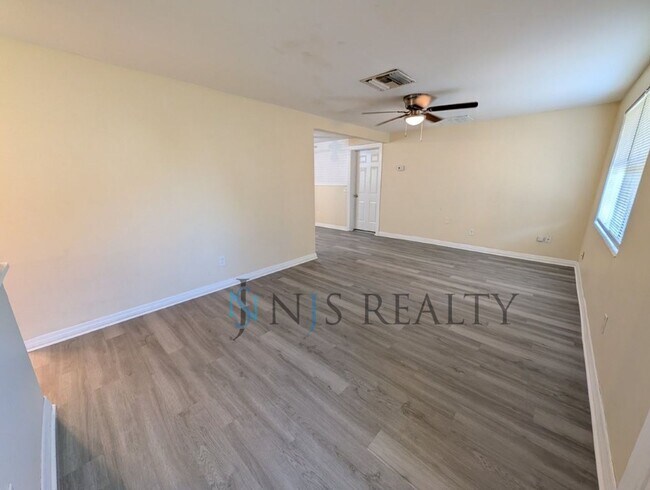 Building Photo - Newly renovated 3/1/1 NEW flooring, NEW paint, updated kitchen & bath, fenced yard.. a MUST SEE!!