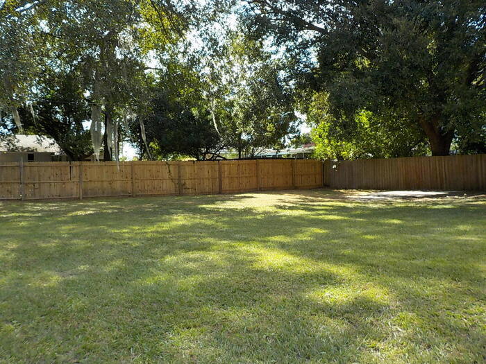 Building Photo - 441 S Elm Rd